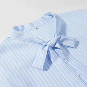 Vista dettagliata della camicia da donna a righe azzurre con elegante collo a fiocco.