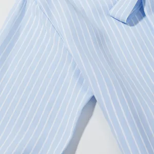 Primo piano dettagliato del tessuto di camicia a righe azzurre e bianche con grazioso fiocco.