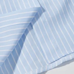 Dettaglio del tessuto della camicia a righe blu e bianche con finiture di alta qualità.