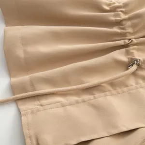 Vue détaillée d'une veste pour femme kaki en tissu sergé résistant et cordon réglable.