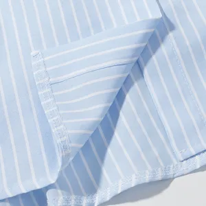 Ottimo dettaglio del tessuto della camicia a righe blu bianche primo piano cuciture.