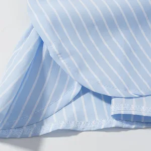 Dettaglio del tessuto dell orlo della camicia a righe blu e bianche con cuciture fini e pulite.