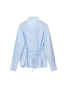 Camicia ampia a maniche lunghe a righe blu e bianche da donna con dettaglio fiocco sul retro.