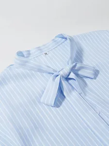 Camicia a righe azzurre con colletto a fiocco e maniche lunghe, vista principale elegante.