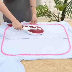 Vista dettagliata del tessuto da stiro resistente al calore con bordo rosa che protegge la camicia.
