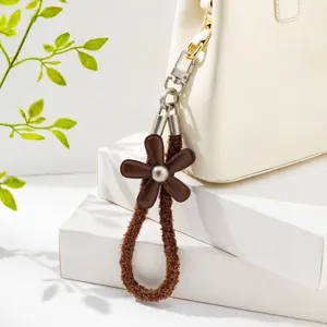 Pendentif de téléphone en peluche fleur marron bracelet de sac mignon accessoire esthétique.