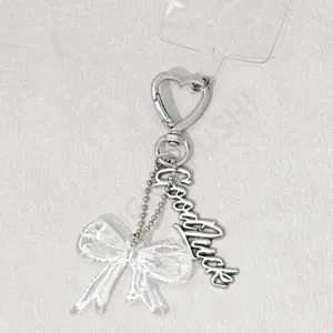 Charme de téléphone noeud papillon fait main style Ins avec fermoir coeur pendentif.