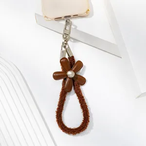 Pendentif de téléphone duveteux marron avec fleur en cuir et perle pour décoration élégante