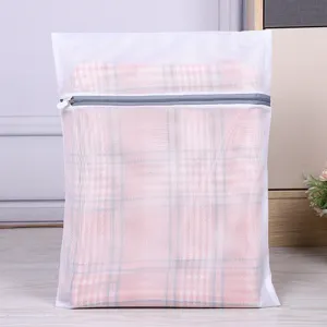 Sac à linge filet fin renforcé avec fermeture éclair grise, sac de lavage durable pour vêtements.