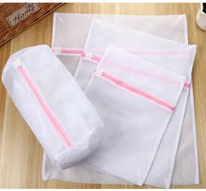 Ensemble de sacs de lavage en filets avec fermetures roses pour soutien-gorge et sous-vêtements.