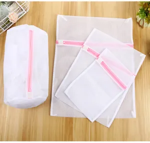 Detail de filet de lavage fin avec structure sandwich robuste et fermeture eclair rose.