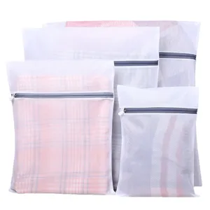 Ensemble de sacs à linge en maille fine épaissie avec zips gris pour laver les vêtements.