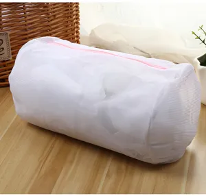 Sac à linge cylindrique à mailles fines avec fermeture éclair rose pour soutien-gorge.