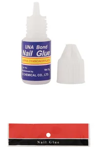 Detail van de nagellijmfles en verpakking, sneldrogende formule voor kunstnagels en nail art.