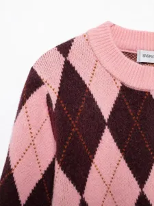Roze en donkerbruine argyle gebreide trui met een klassiek ronde halslijn design.
