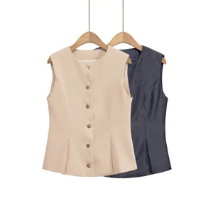Sleeveless slim-fit commuting vest detail, elegant single-breasted design, versatile summer piece.