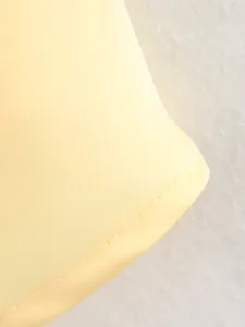 Gros plan sur les détails du tissu satiné avec une texture lisse et des finitions.
