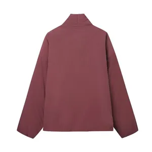Chaqueta acolchada estilo kimono de color liso, vista trasera con ajuste cómodo.