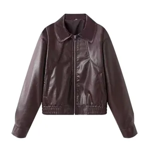 Detailansicht der dunkelbraunen Kunstlederjacke mit klassischem Revers und Reißverschluss.
