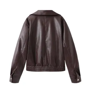 Rückansicht einer dunkelbraunen Kunstlederjacke mit Revers und langen Ärmeln, feine Textur.
