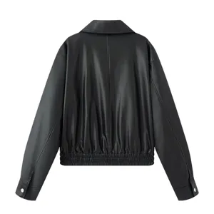Rückansicht der schwarzen Kunstlederjacke für Damen, stylischer Reverskragen und Bund.