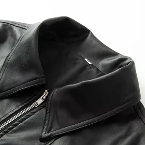 Schwarze Kunstlederjacke Kragen und Metallreißverschluss Detail, hochwertige Textur.