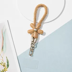 Jolie laniere de telephone portable fleurie avec boucle douce et charm en cuir pour tous les jours.