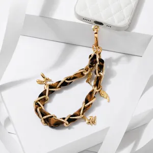 Colgante para teléfono con estampado de leopardo y cadena dorada muy elegante.
