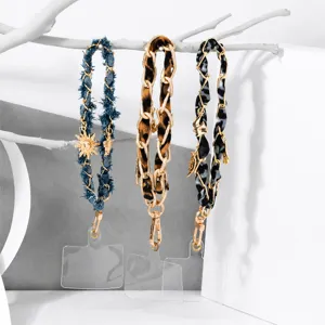 Elegante cordón largo para teléfono con cadenas de mezclilla y estampado de leopardo, accesorios.