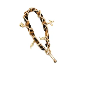 Cordón para teléfono con estampado de leopardo, cadena dorada y dijes metálicos.