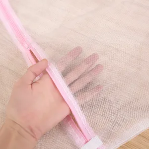 Filet à linge avec fermeture éclair rose pour lavage en machine protection détail