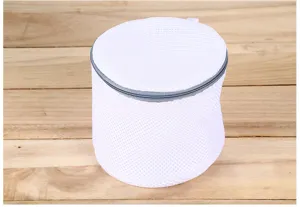 Sac à linge cylindrique blanc en filet avec fermeture éclair grise pour vêtements délicats détail