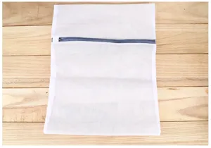 Sac à linge en filet blanc avec fermeture éclair grise, durable pour soutiens-gorge et vêtements.