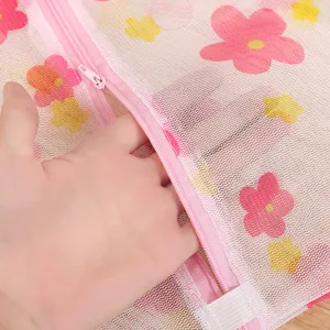 Vue détaillée du sac à linge en filet imprimé rose avec fermeture éclair lavage.