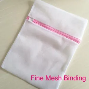 Sac de lavage en maille blanche avec fermeture éclair rose, bordure fine pour vêtements délicats.
