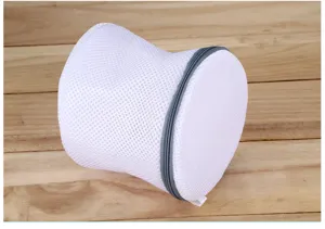 Vue détaillée du sac à linge cylindrique en filet blanc avec fermeture éclair grise pour délicats.
