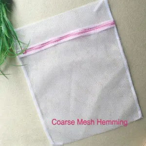 Sac à linge à mailles grossières avec fermeture éclair rose, pochette de lavage durable.