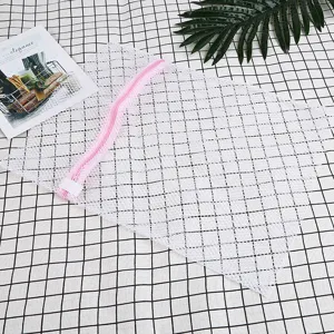 Bolsa de lavado de malla blanca con cremallera rosa para proteger la ropa delicada.