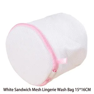 Gros plan détaillé du sac à linge en maille blanche renforcée pour soutiens-gorge.