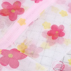 Grand sac à linge en filet imprimé en détail, sac de machine à laver durable avec motif floral.