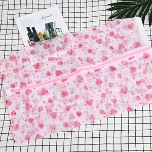Grand sac à linge en filet imprimé fraise rose avec fermeture éclair pour machine.