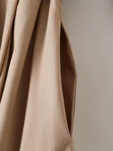 Primo piano dettagliato della struttura del tessuto elegante e tasca per abbigliamento donna.