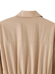 Dettaglio posteriore abito beige, colletto a risvolto classico ed elegante finitura.