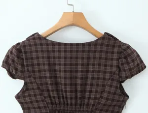 Robe vintage élégante à carreaux marron avec manches bouffantes et col carré pour femmes.