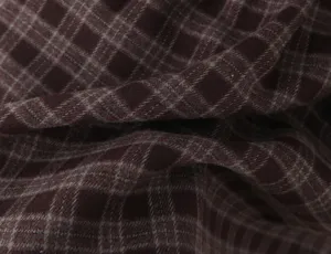 Gros plan sur le tissu à carreaux rétro marron, motif élégant de textile pour vêtements.