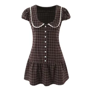 Robe courte marron à carreaux vintage avec col carré bordé de dentelle blanche et manches.