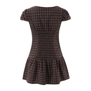 Robe courte marron à carreaux vintage avec manches bouffantes et taille smockée chic.