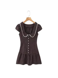 Chic robe courte à carreaux rétro avec col en dentelle blanche et manches bouffantes.