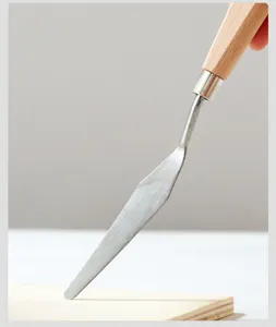 Detalle de cuchillo de paleta de artista de acero inoxidable, raspador de óleo madera.