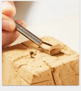 Dettaglio dello strumento per ceramica in acciaio inossidabile che modella l'argilla.